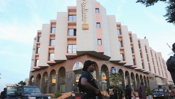 Опубликованы фотографии двух подозреваемых в пособничестве в нападении на отель в Мали   - ảnh 1
